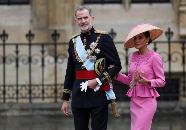 Don Felipe y Doña Letizia, entrando juntos en la Abadía de Westminster.