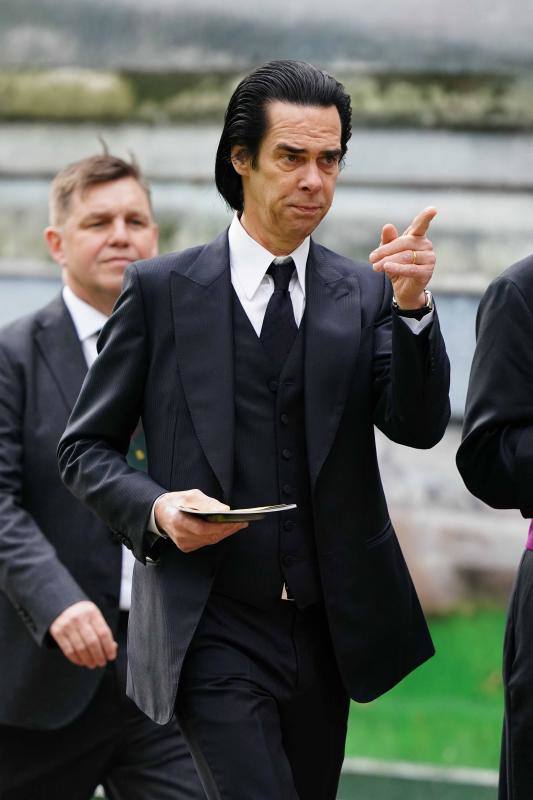 El artista Nick Cave, con los documentos necesarios en la mano pasar el control de seguridad. 