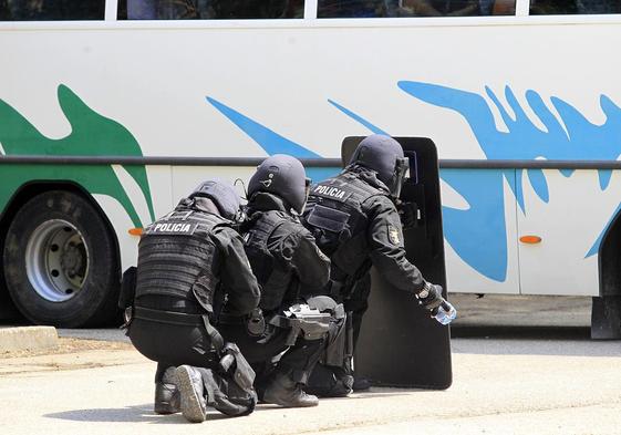 Agentes del Geo durante una demostración con los viejos escudos balísticos