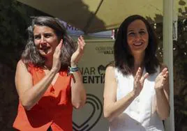 Ione Belarra (d), secretaria general de Podemos y ministra de Derechos Sociales, ha participado este domingo junto a la candidata de Podemos a la Presidencia de la Junta de Extremadura, Irene de Miguel.