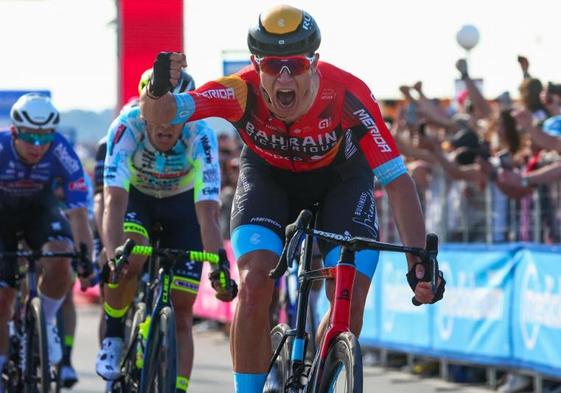 Jonathan Milan celebra su victoria en la segunda etapa del Giro.