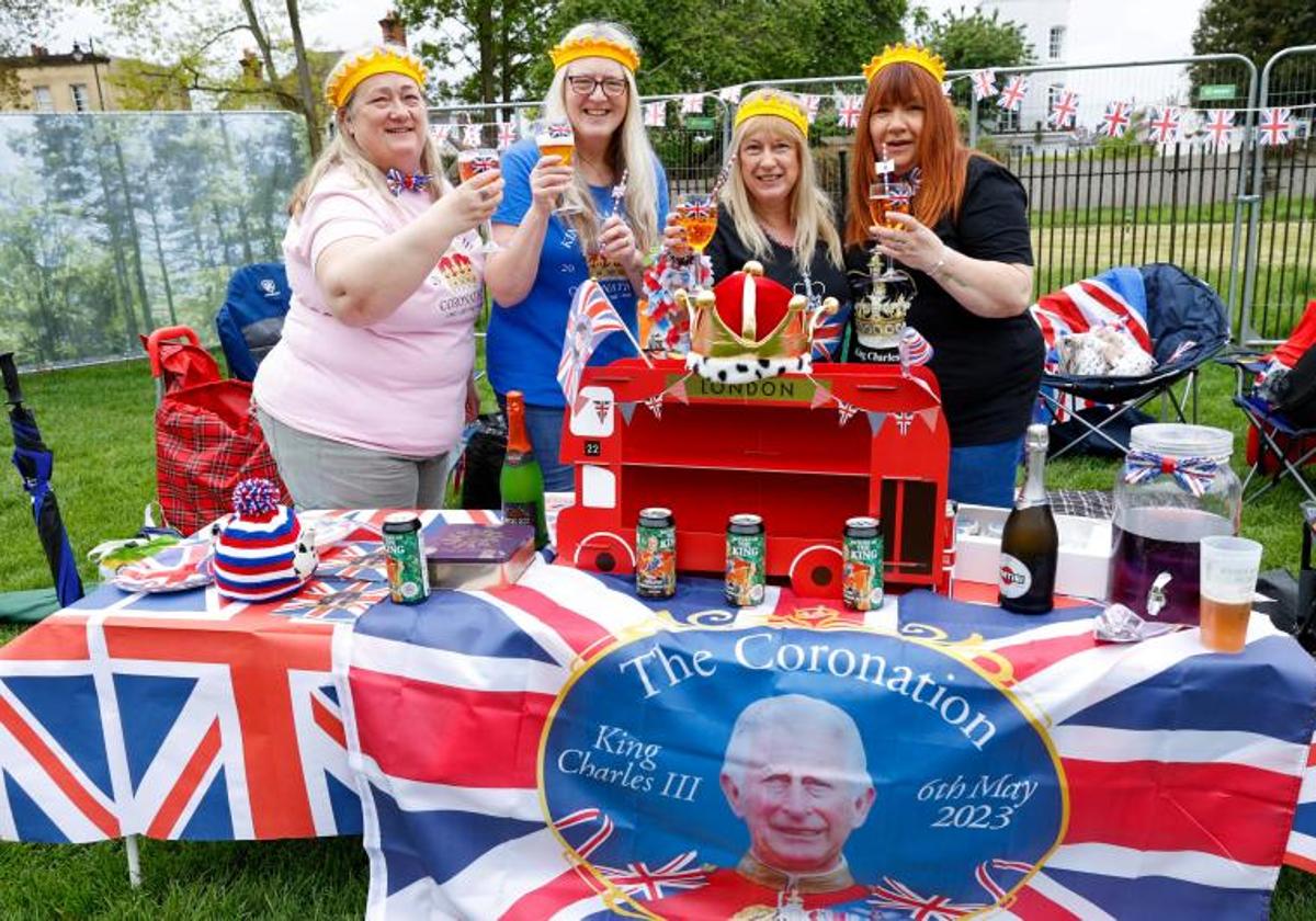 Un grupo de británicas prepara la comida vecinal de celebración por la coronación de Carlos III