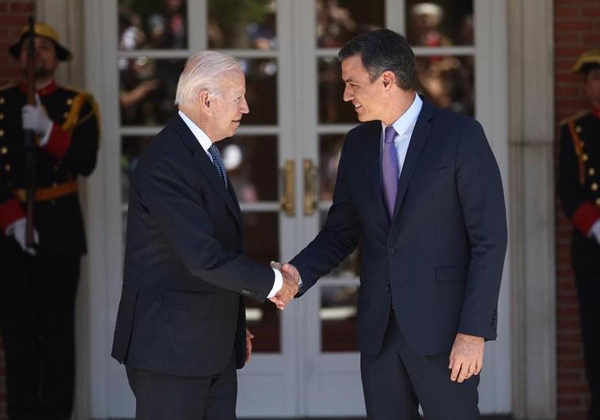 Sánchez saluda a Biden el pasado junio antes de asistir a la Cumbre de la OTAN en Madrid.