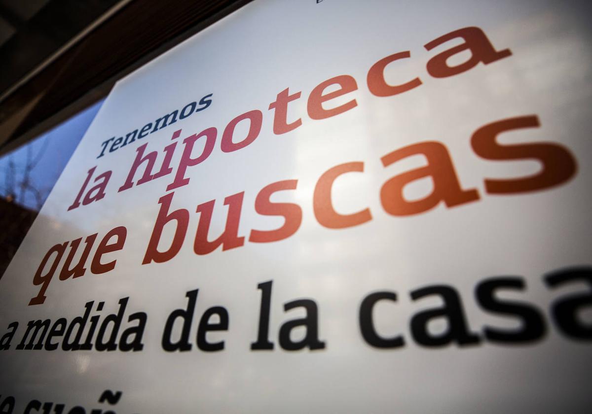 Un cartel promocional de una hipoteca en un escaparate bancario.