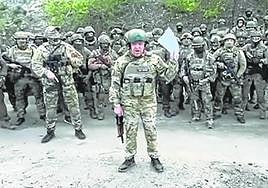 Evgueni Prigozhin, creador y jefe del Grupo Wagner, al frente de varios de sus mercenarios.