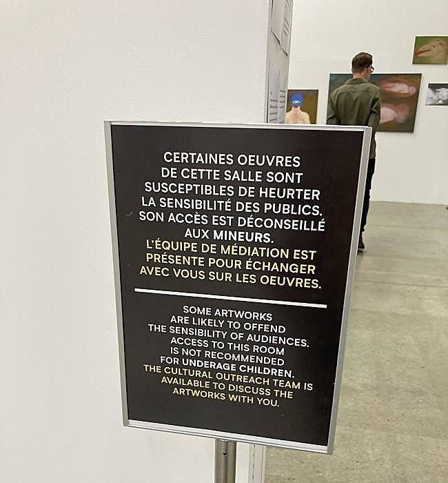Cartel que advierte de que la exposición puede herir la sensibilidad de los visitantes.
