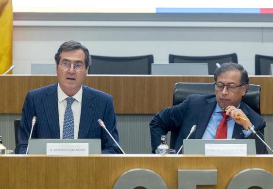 El presidente de la CEOE, Antonio Garamendi (izq.).