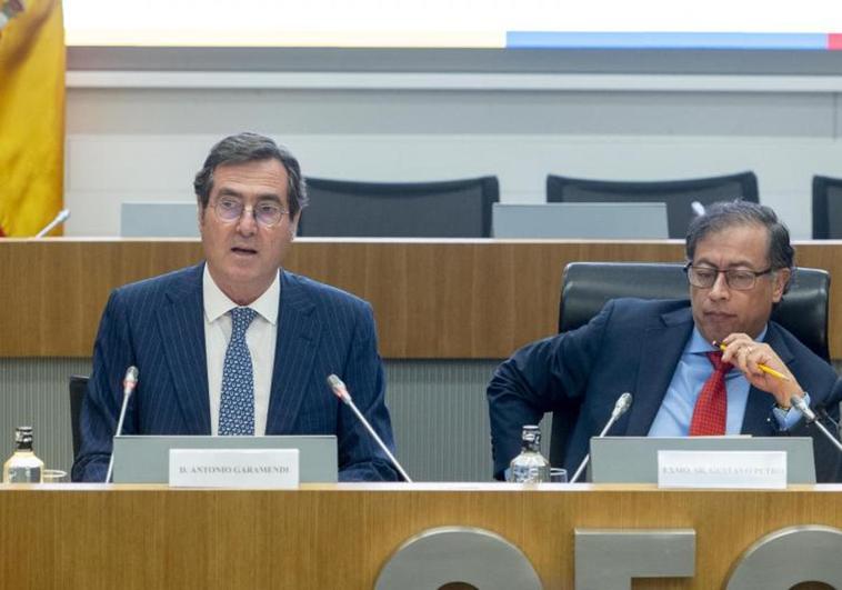 El presidente de la CEOE, Antonio Garamendi (izq.).