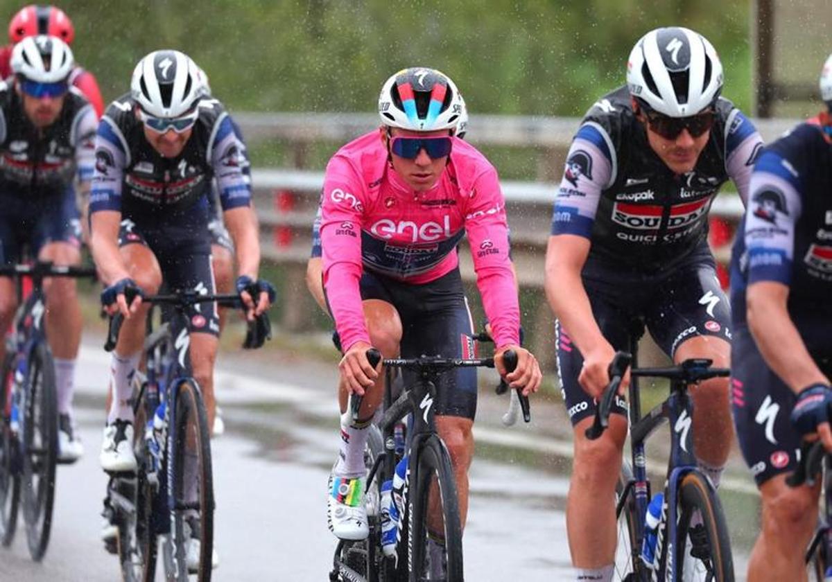 Remco Evenepoel, pertrechado con ropa de lluvia en la etapa del lunes camino de Melfi.