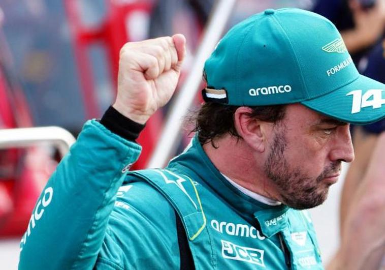 Fernando Alonso hace el gesto de cerrar el puño en Miami.