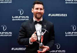 Lionel Messi posa con el Laureus al Mejor Deportista del año 2022.