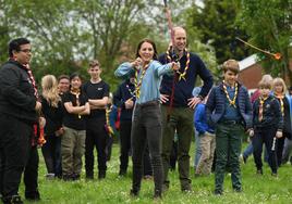 El príncipe William y Catherine, princesa de Gales, participan como voluntarios en un acto de scouts en Reino Unido