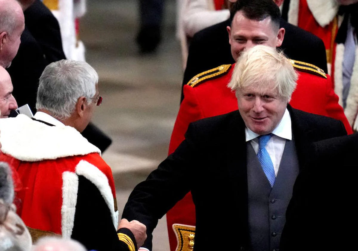 El ex primer ministro británico Boris Johnson asiste a la ceremonia de coronación del rey Carlos III