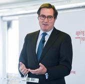 Garamendi, contra el Gobierno: «Cada día me despierto con una regulación nueva»