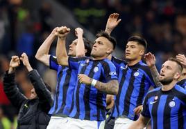 Los jugadores del Inter celebran su victoria ante el Milan.