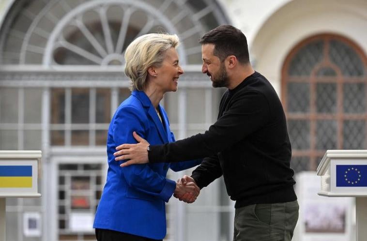 Von der Leyen y Zelenski se saludan este martes en Kiev.