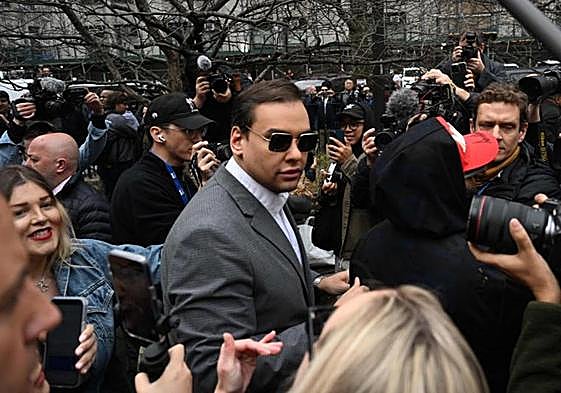 El congresista republicano George Santos habla con reporteros frente a la oficina del fiscal de distrito en Nueva York el pasado abril.