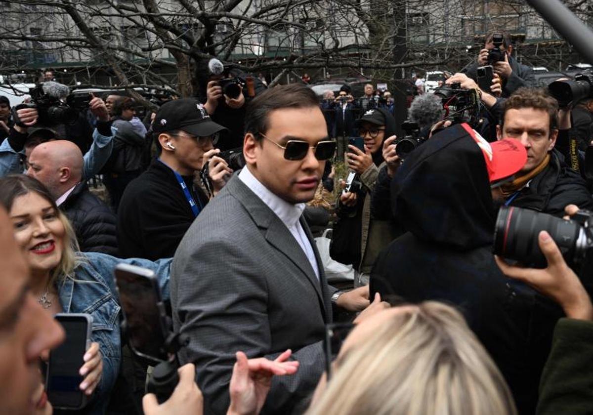 El congresista republicano George Santos habla con reporteros frente a la oficina del fiscal de distrito en Nueva York el pasado abril.