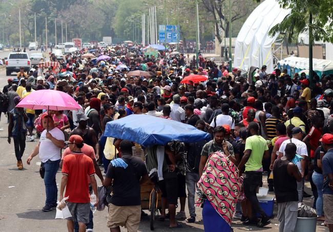 Cientos de migrantes llegan a la frontera sur de México para tramitar un permiso y continuar su camino hacia EE UU