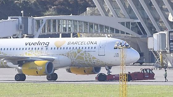 Vueling permitirá a sus azafatas ir sin maquillar y sin tacones tras la sanción