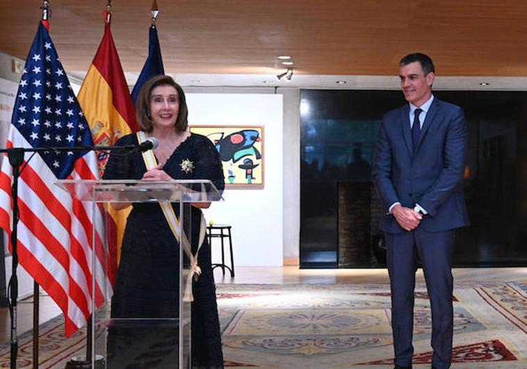 Pedro Sánchez, tras entregar a Nancy Pelosi la Gran Cruz de la Orden de Isabel la Católica.