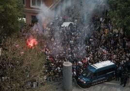 Partidarios y detractores de la okupación en el barrio barcelonés de la Bonanova este