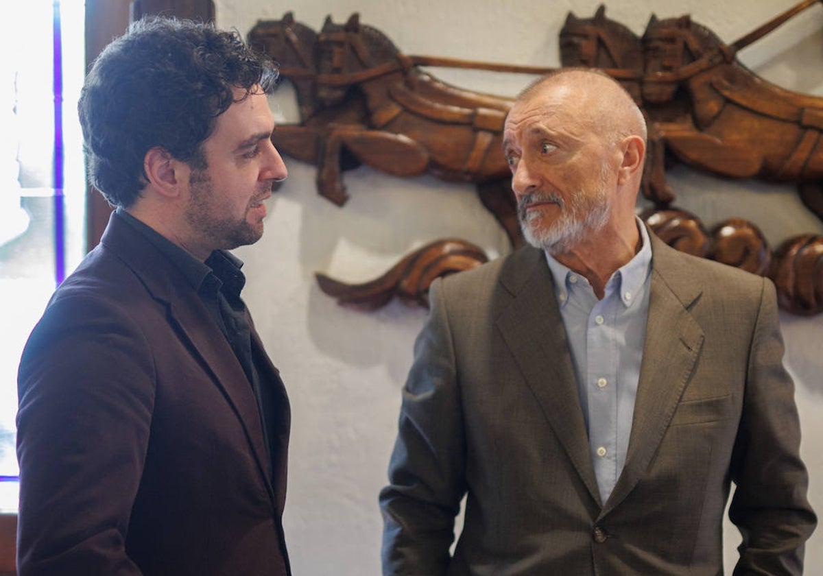 Jesús Fernández Úbeda y Arturo Pérez-Reverte en la presentación de 'Nido de piratas'