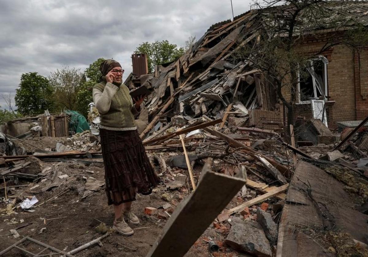 Una residente de Sloviansk observa los restos de una vivienda alcanzada por un bombardeo ruso.