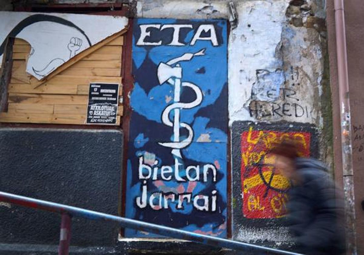 Cartel con el anagrama de ETA en un pueblo vizcaíno.