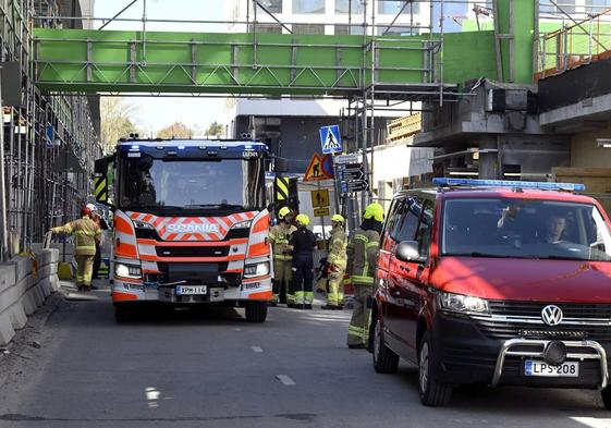 Los equipos de rescate llegan a la escena del accidente donde ha colapsado un puente peatonal a las afueras de Helsinki