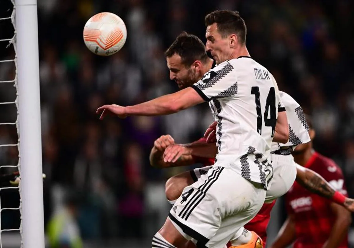 Gatti remata a puerta en el gol postrero de la Juventus.