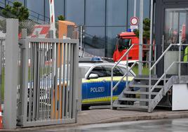 Una patrulla de la Policía en la fabrica de Mercedes Benz en Sindelfingen, en Alemania, donde ha ocurrido un tiroteo