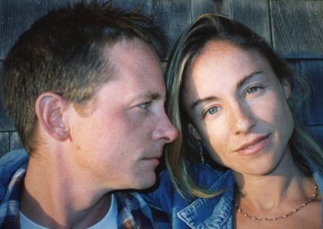 Imagen secundaria 1 - El actor en un fotograma del documental, en una imagen junto a su esposa, y en el late night de Jay Leno, en los noventa.