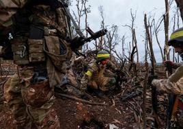 Militares ucranianos durante su contraofensiva en Bajmut.