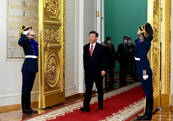 El presidente chino, Xi Jinping, accede a una sala del Kremlin para reunirse con su homólogo ruso Vladímir Putin