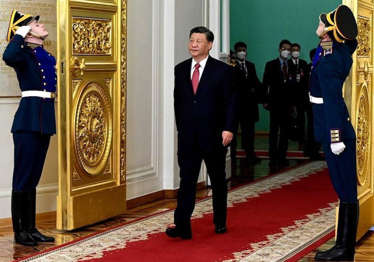 El presidente chino, Xi Jinping, accede a una sala del Kremlin para reunirse con su homólogo ruso Vladímir Putin