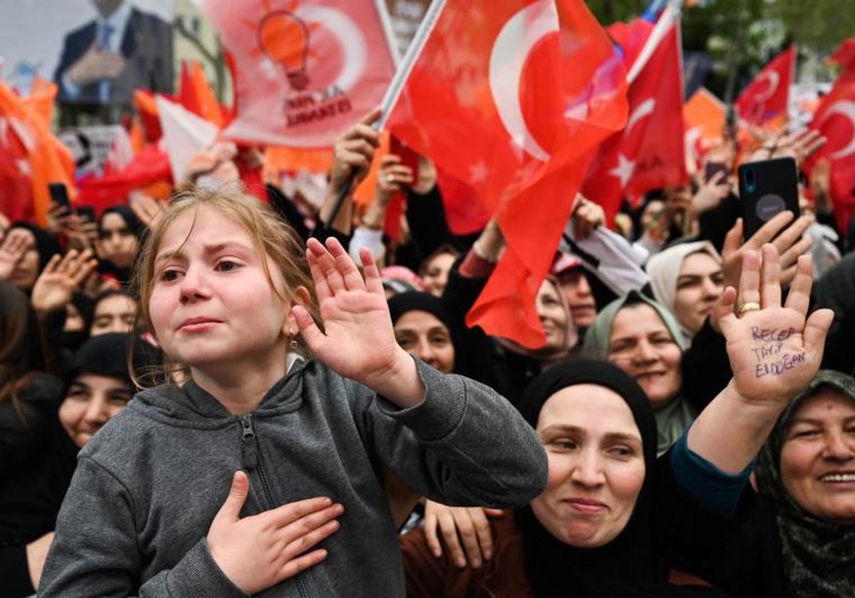 Simpatizantes de Erdogan en un acto de campaña en Estambul.