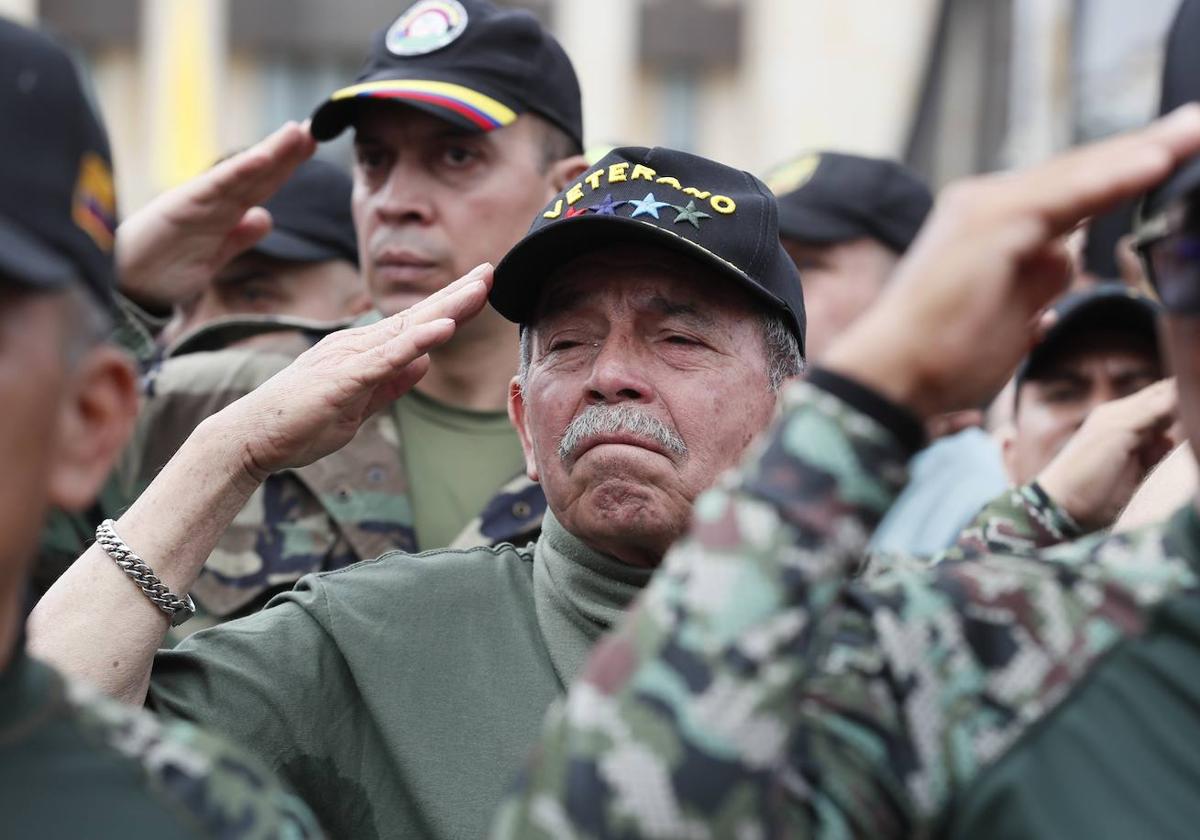 Cientos de militares y policías retirados protestan en contra del Gobierno de Gustavo Petro en Colombia