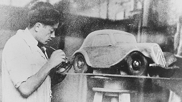 Esculpiendo la maqueta del Traction Avant