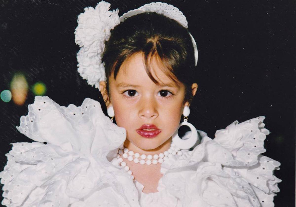 La pequeña Blanca Paloma, de niña, vestida de sevillana.