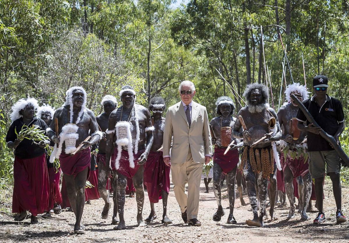 Una tribu da la bienvenida a Carlos III, entonces príncipe de Gales, durante su visita a Australia en 2018.