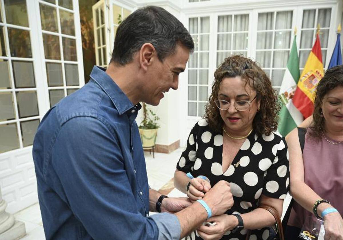 Pedro Sánchez este sábado en una reunión en Sevilla con asociaciones de pacientes con cáncer.