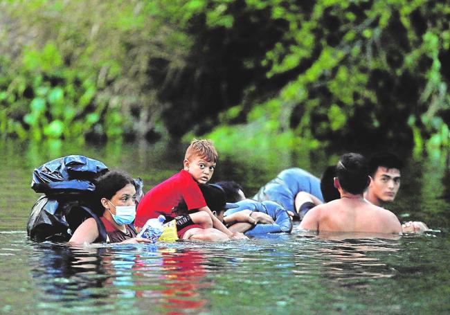 Una familia atraviesa el río Bravo por Matamoros.