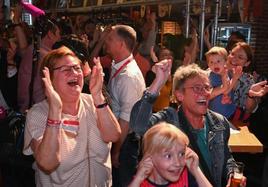 Simpatizantes del SPD celebran los resultados.