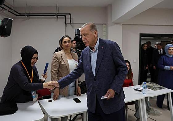 Erdogan saluda a la presidenta de la mesa electoral de Estambul en la que depositó su voto.