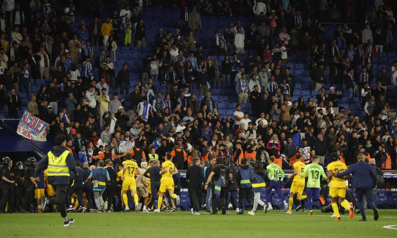 Ultras of Espanyol force Barça players to flee the pitch