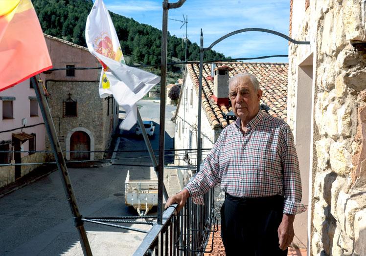 Manuel Murciano en la actualidad, en el balcón del Ayuntamiento de Moscardón (Teruel).