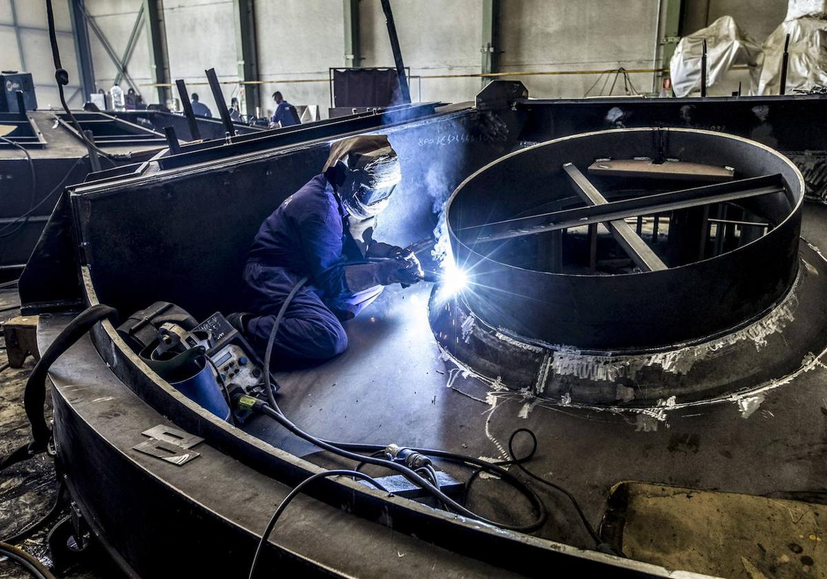 Trabajadores de soldadura de aluminio y acero en Punta Parayas (Cantabria).