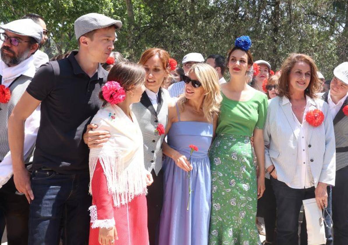 Yolanda Diaz se fotografía con los representantes de Más Madrid en la Pradera de San Isidro.