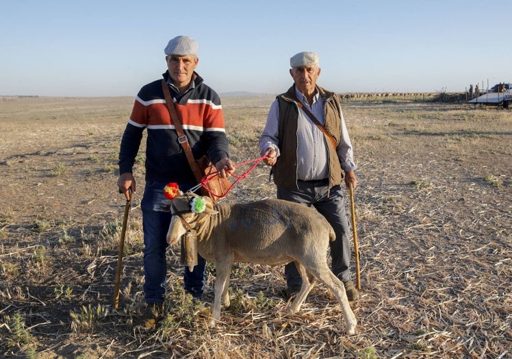 José Manuel Sánchez Miguel y su padre José Manuel Sánchez Higuera antes de empezar su aventura.